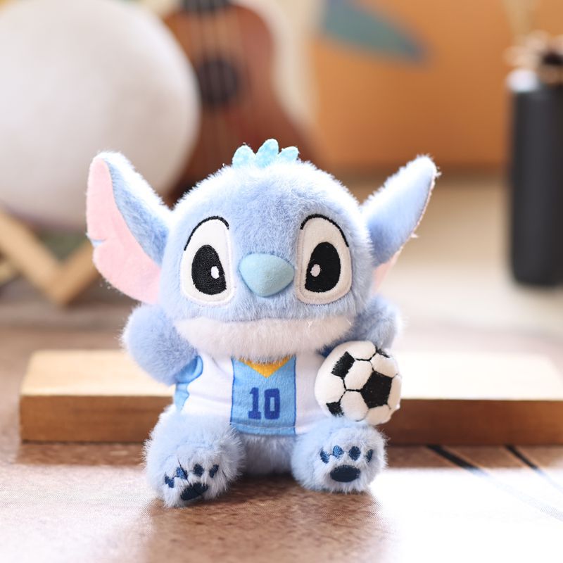 かわいい萌えスポーツのスティッチはぬいぐるみのおもちゃをストラップします。|undefined
