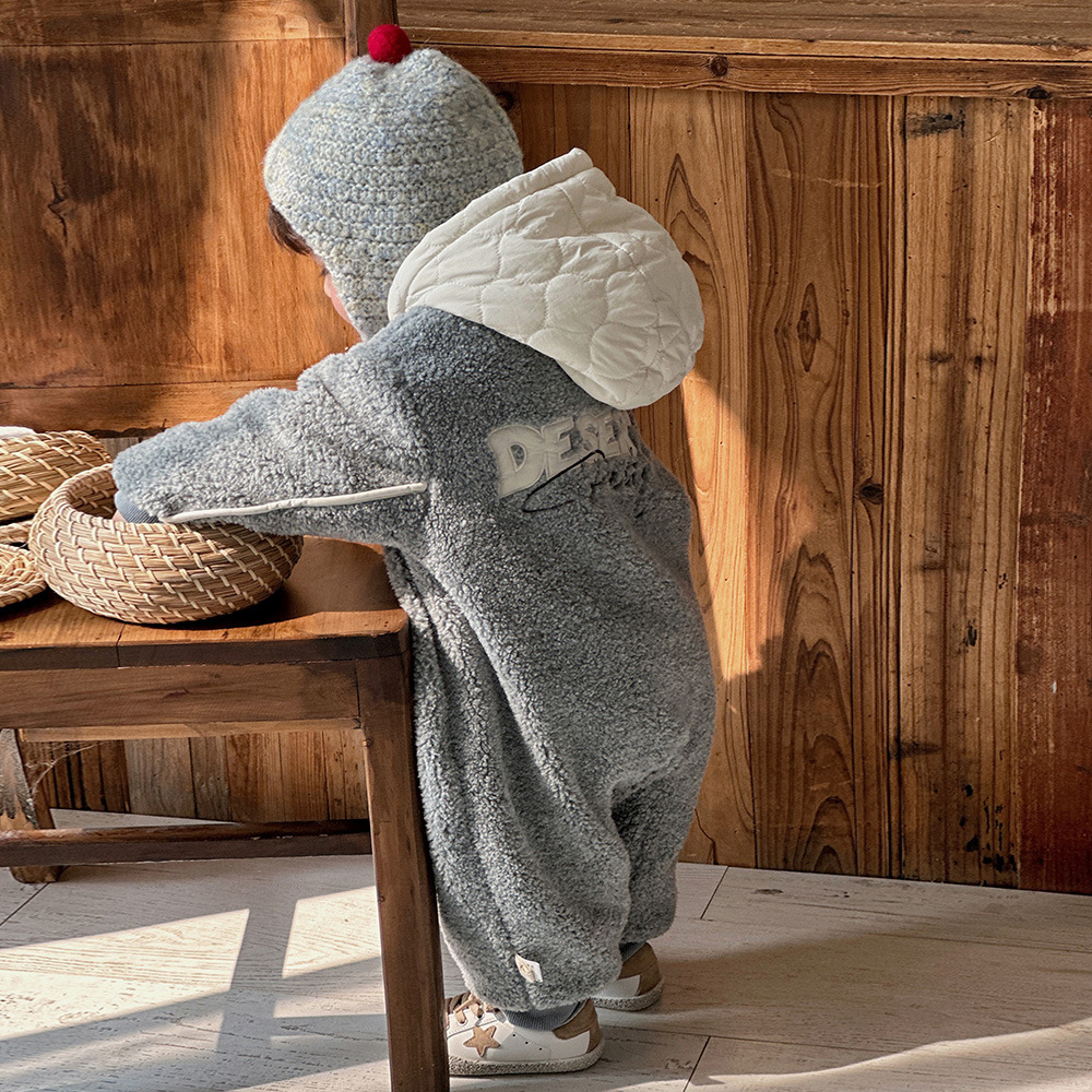 2024 nueva versión de ropa para niños coreanos ropa de invierno para bebés mampara acolchada bebé lindo súper lindo y grueso mono cálido