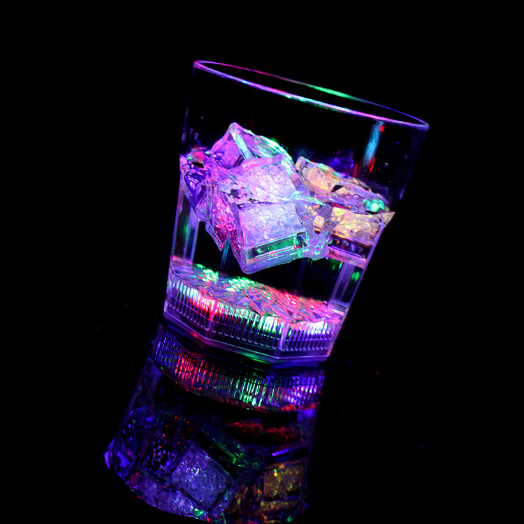 Cruz-frontera colorido cambio de color flash Copa LED octogonal whisky luminoso vino vidrio KTV bar partido atmósfera apoyos