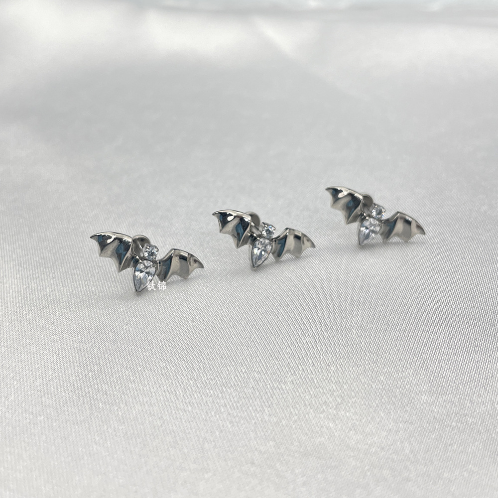 Titanium Jewelry Earring F136 Titanium Alloy Alternative High-End Bat Zirconia Stud Lip Ring 16G Ear Bone Ring Wholesale