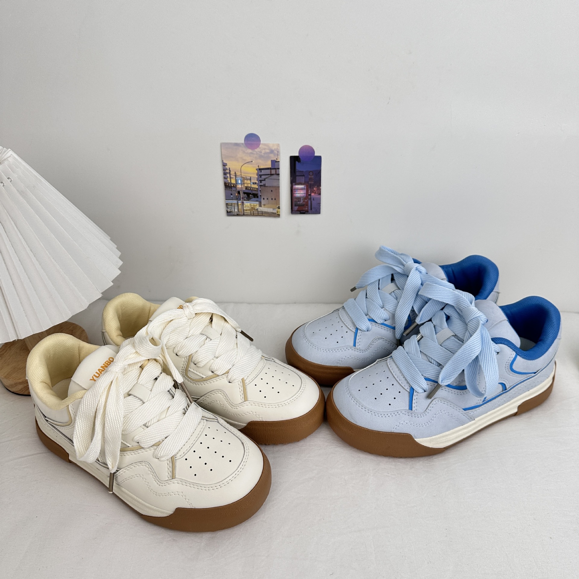 Yuanbo 2025 primavera nuevo estilo zapatos de tabla de grosor estudiantes zapatos de lona casuales de todo fósforo estilo de Hong Kong zapatos blancos pequeños