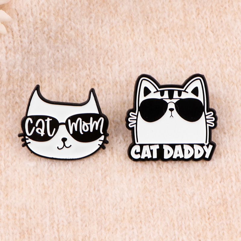 Cartoon cat father and cat mother brooch badge clothing backpack decorative alloy cross-border foreign trade accessories in stock