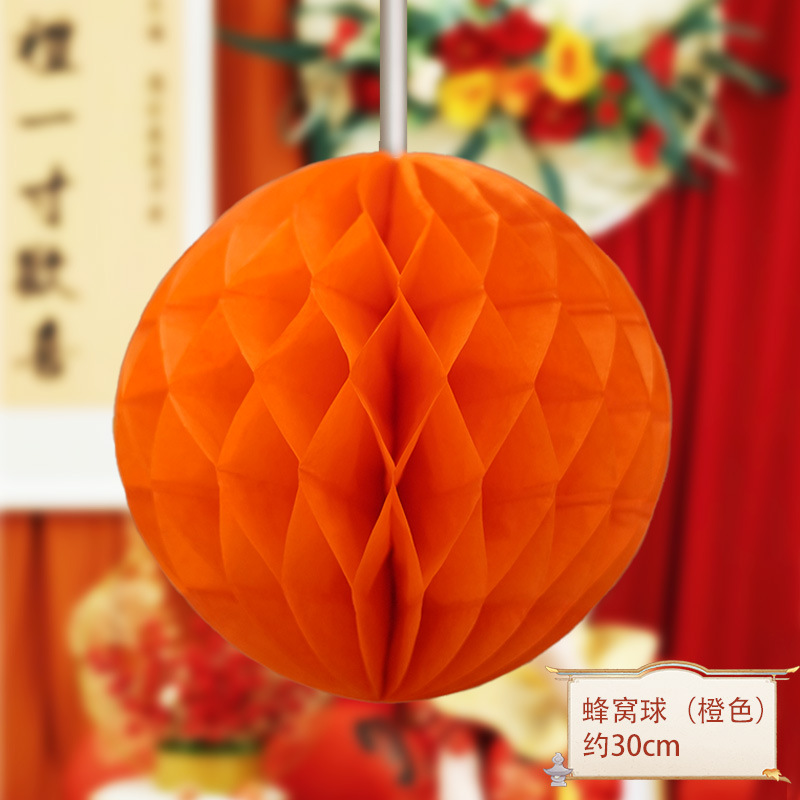 El primer aniversario del bebé decora la escena de la linterna roja, columna de panal, accesorios ceremoniales chinos.