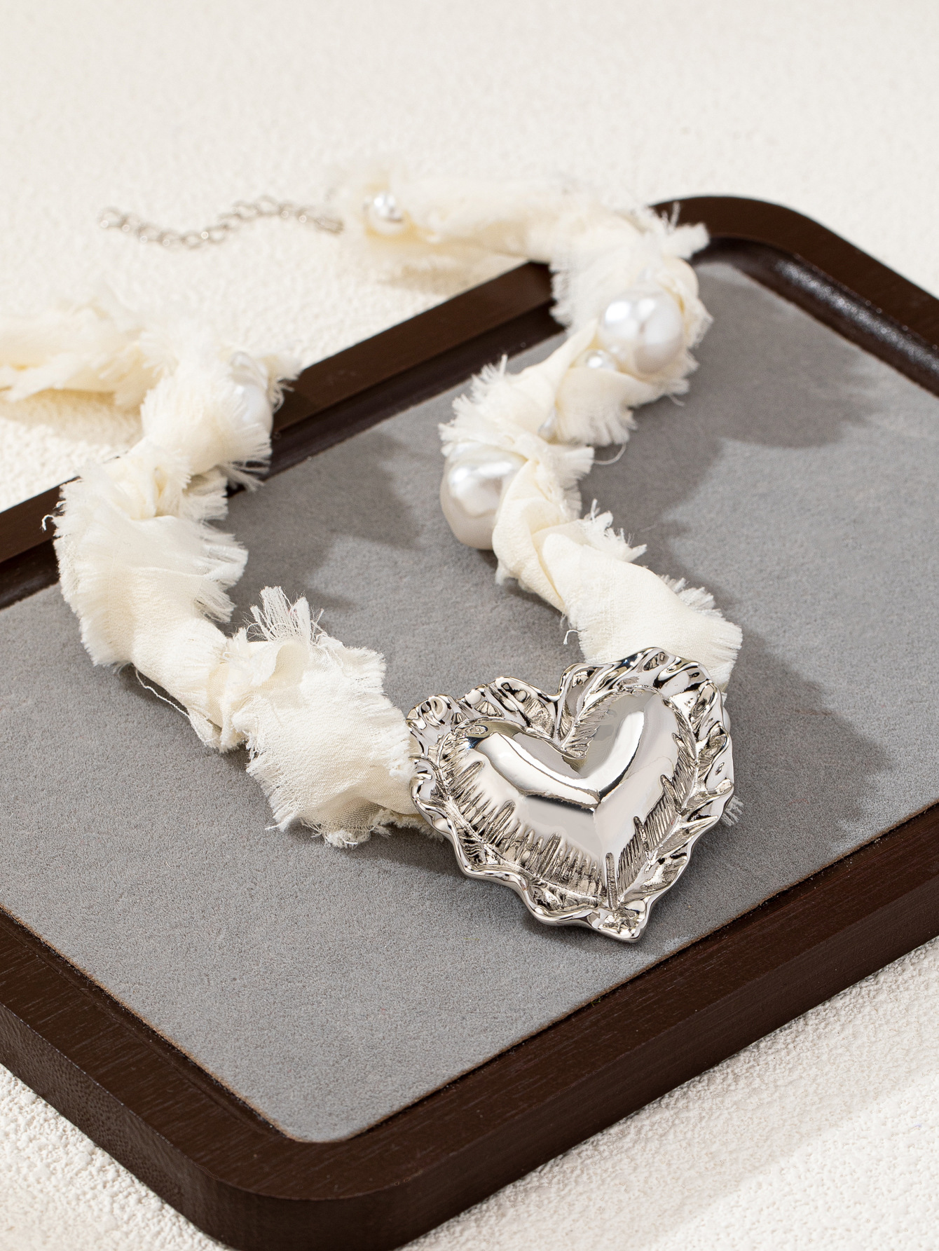 Classic Style Streetwear Heart Shape Alloy Bandana Cloth Silk Scarf Cord Cord String Choker Wholesale display picture 3