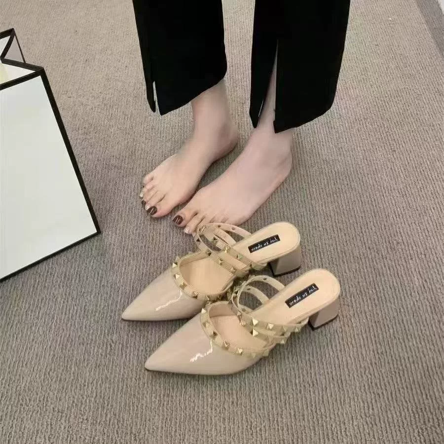 Женские босоножки на толстом каблуке с французскими заклепками, заостренный носок, 2025