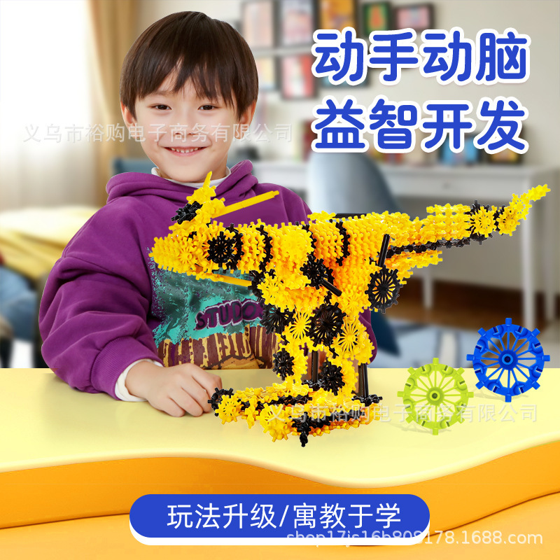 子供のおもちゃの大きいサイズの舵の輪の積み木は男の子をつづり合わせて厚い舵の輪の男の子の女の子のおもちゃを作ります。|undefined