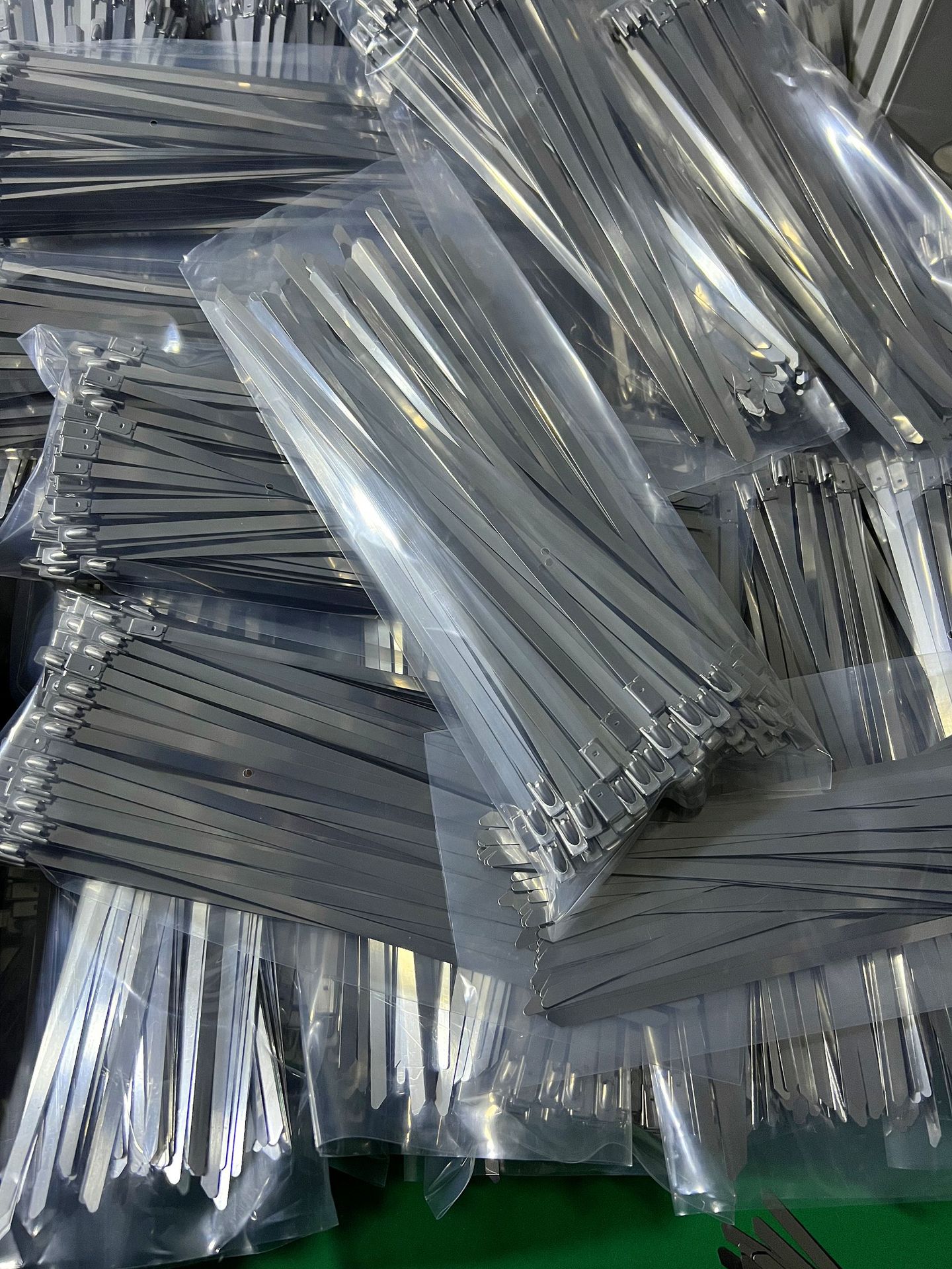 304 atadura de cables de acero inoxidable autobloqueante banda de atadura de cables de metal marina al aire libre resistente a altas temperaturas al por mayor