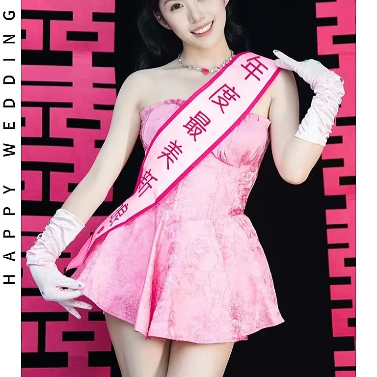 結婚式のリボン、花嫁とブライズメイドの儀式、写真小道具、結婚式の雰囲気、創造的な結婚式のウェルカム、ベストマンのグループがドアを塞ぐ|undefined