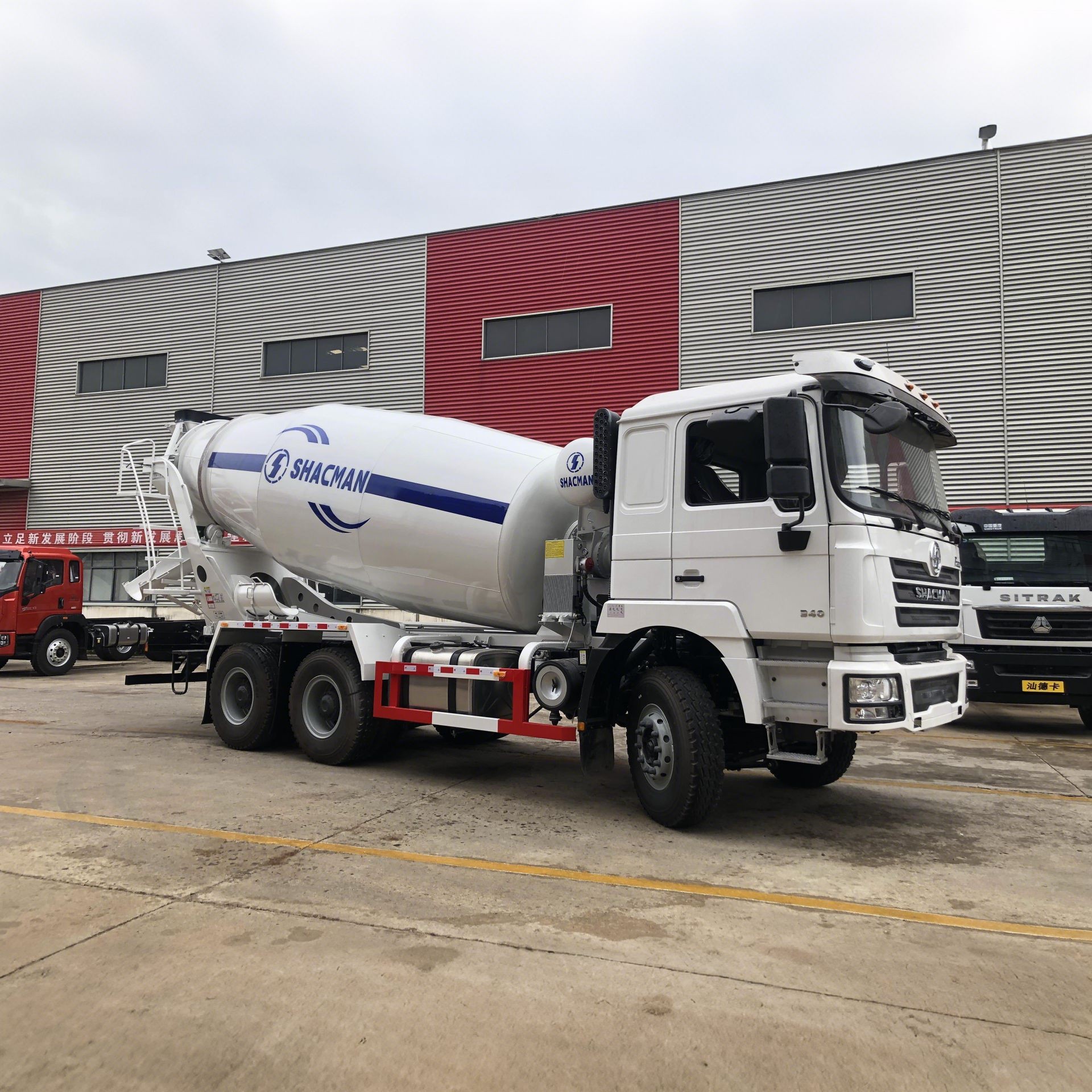 Cross-Border Export of Delong F3000 Four-Front-Eight-Rear Mixer Tank. Delong Concrete Mixer Tank Export