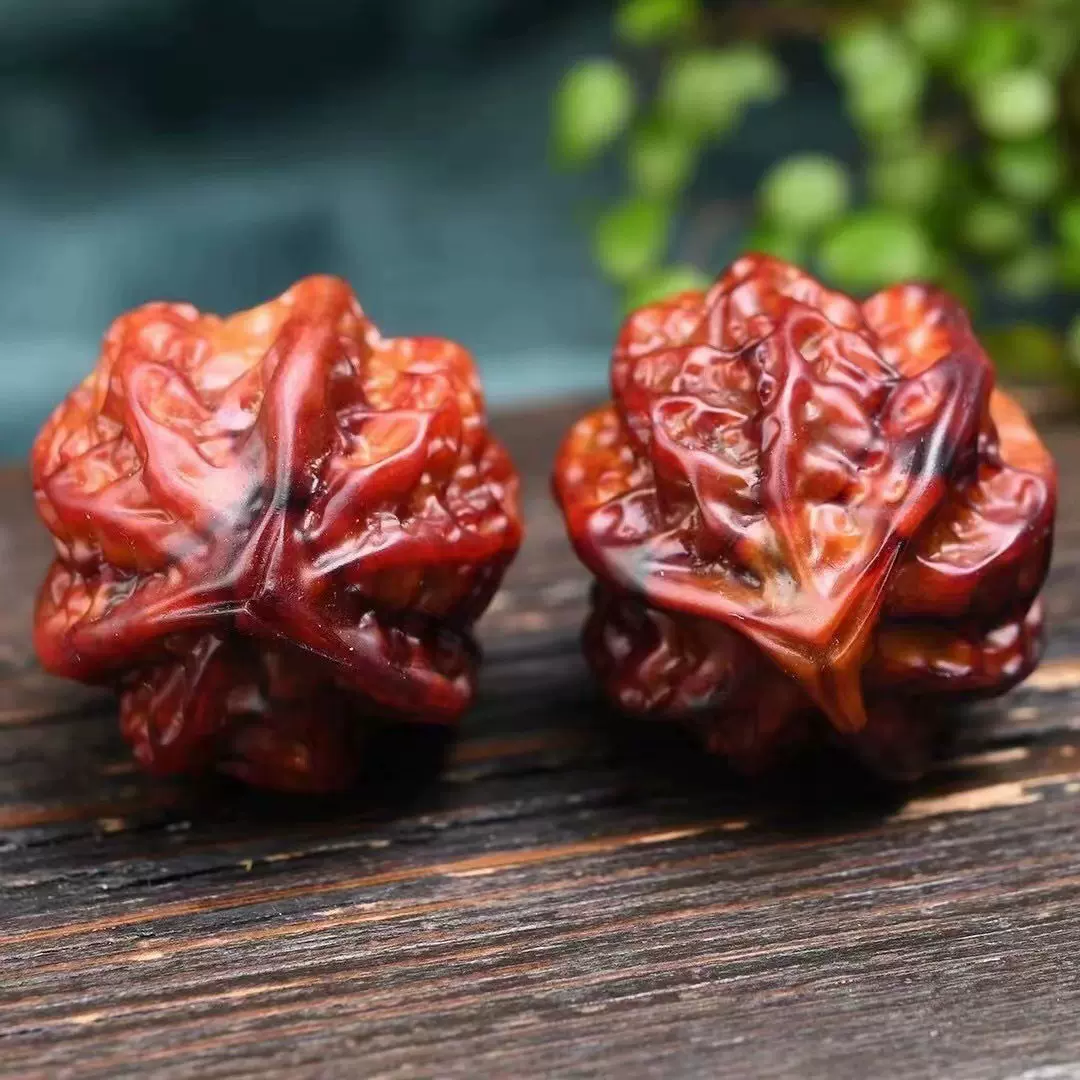 核桃龙涎香琥珀蜜蜡手把件批发 精雕细纹带香味个性手把件工艺品