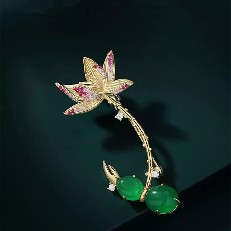Elegante spilla a forma di ninfea con smeraldo gioiello donna_voghion.com