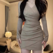 法式v领针织连衣裙子女秋冬季2024新款内搭打底辣妹性感包臀短裙