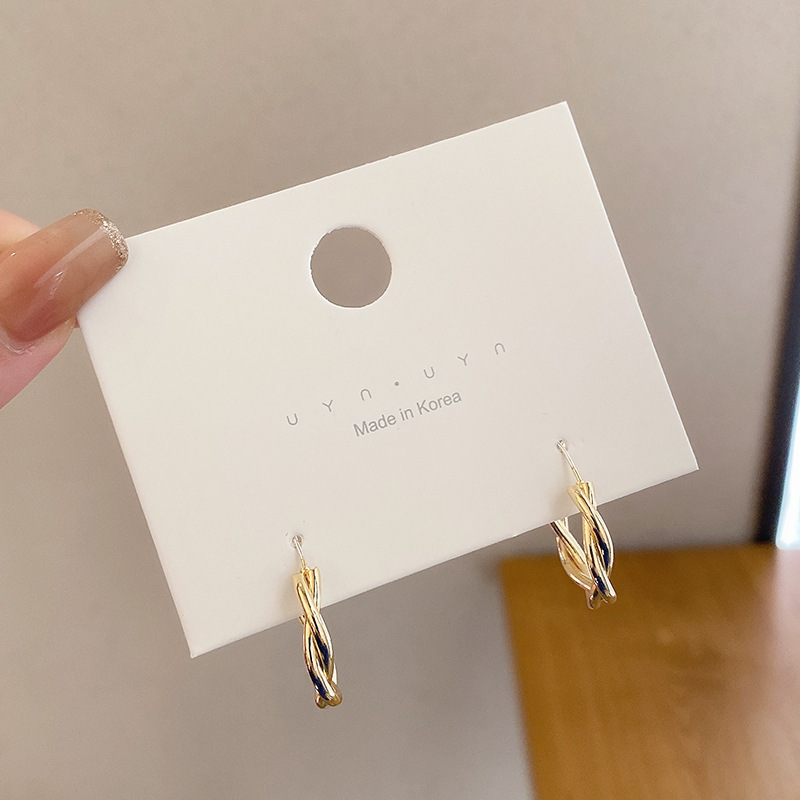 Luz de lujo de alto nivel nicho de diseño femenino sensación de aretes de bordilla temperamento perla asimetría joyería perla al por mayor