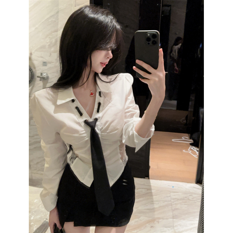 Real shot of a spring/autumn short single-breasted shirt with a spliced collar, puff sleeves, lace cutouts, an asymmetrical design, and a sweet touch, paired with a tie Real shot of a spring/autumn short single-breasted shirt with a spliced collar, puff sleeves, lace cutouts, an asymmetrical design, and a sweet touch, paired with a tie