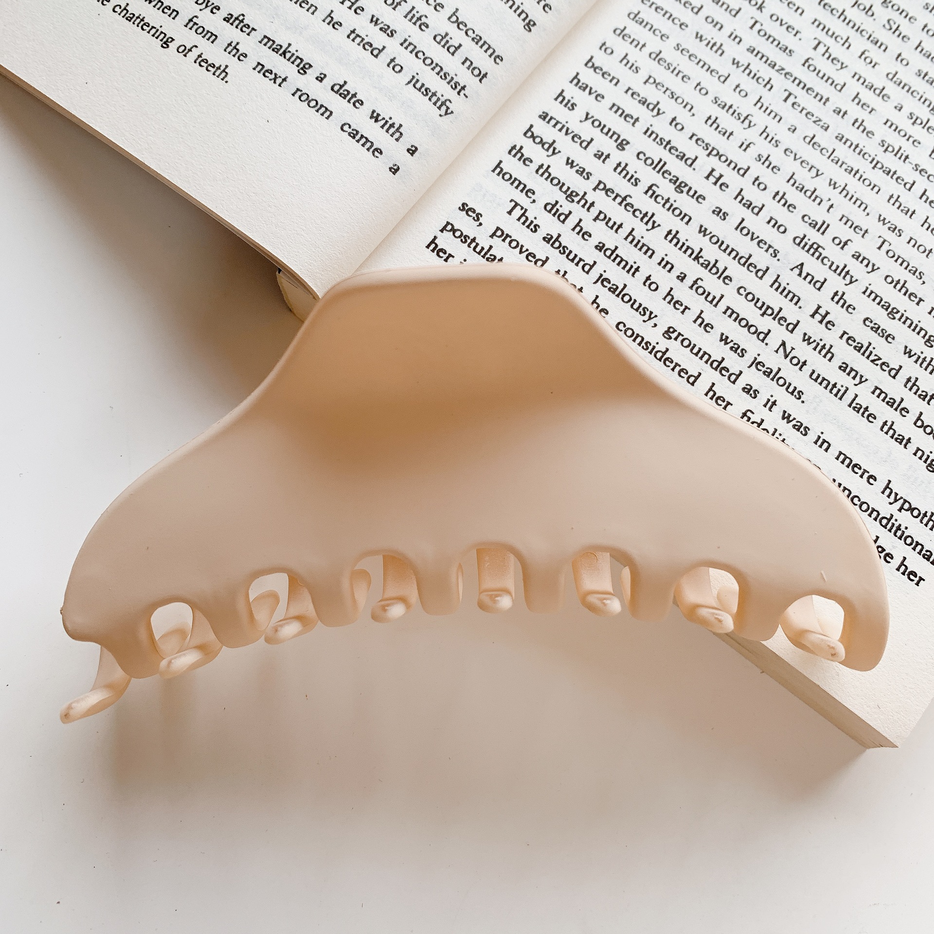 Leche marrón captura clip neto rojo 2022 Nueva horquilla trasera cabeza captura de pelo grande tiburón clip tocado horquilla para las mujeres