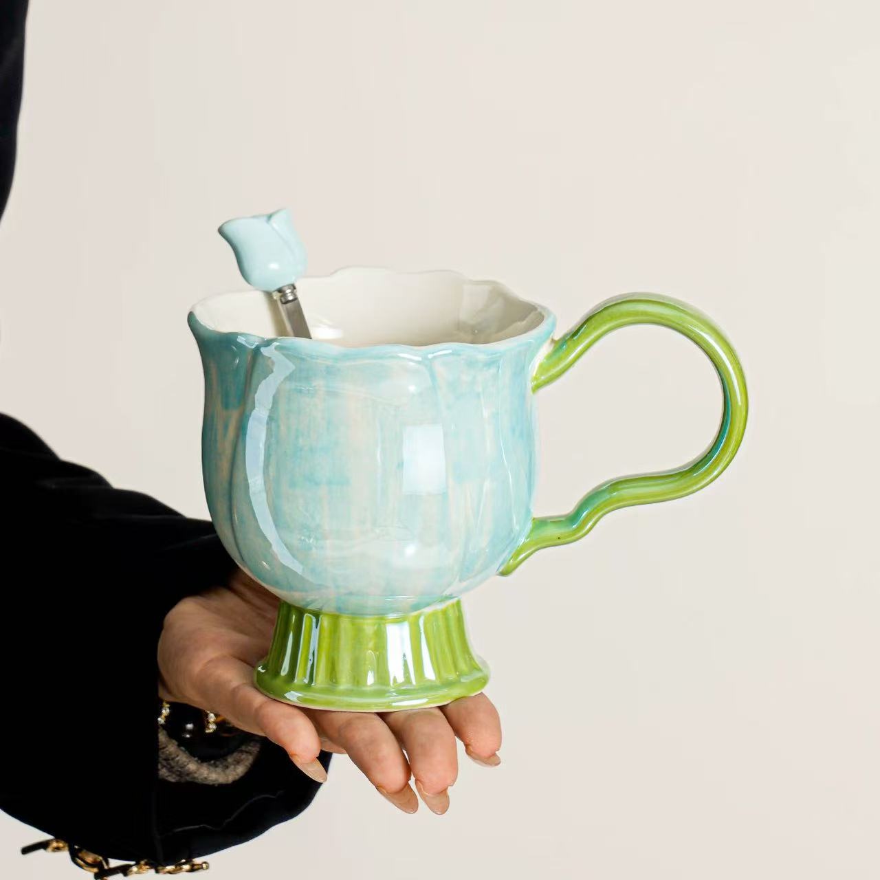 Flores de color de mano taza alta - azul + cucharas exclusivas