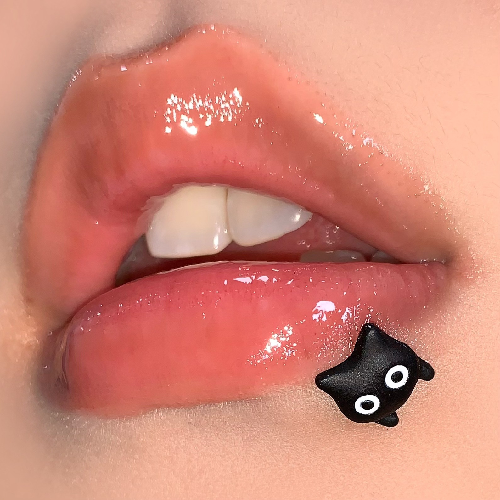Silver pointed spike labret stud material detail