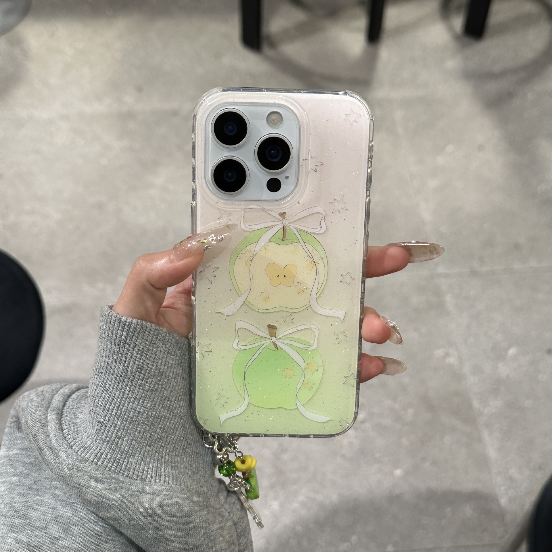 Flashing Powder Bowknot Green Apple para iPhone15/16 funda para teléfono móvil 14Pro colgante 16Pro hembra 13