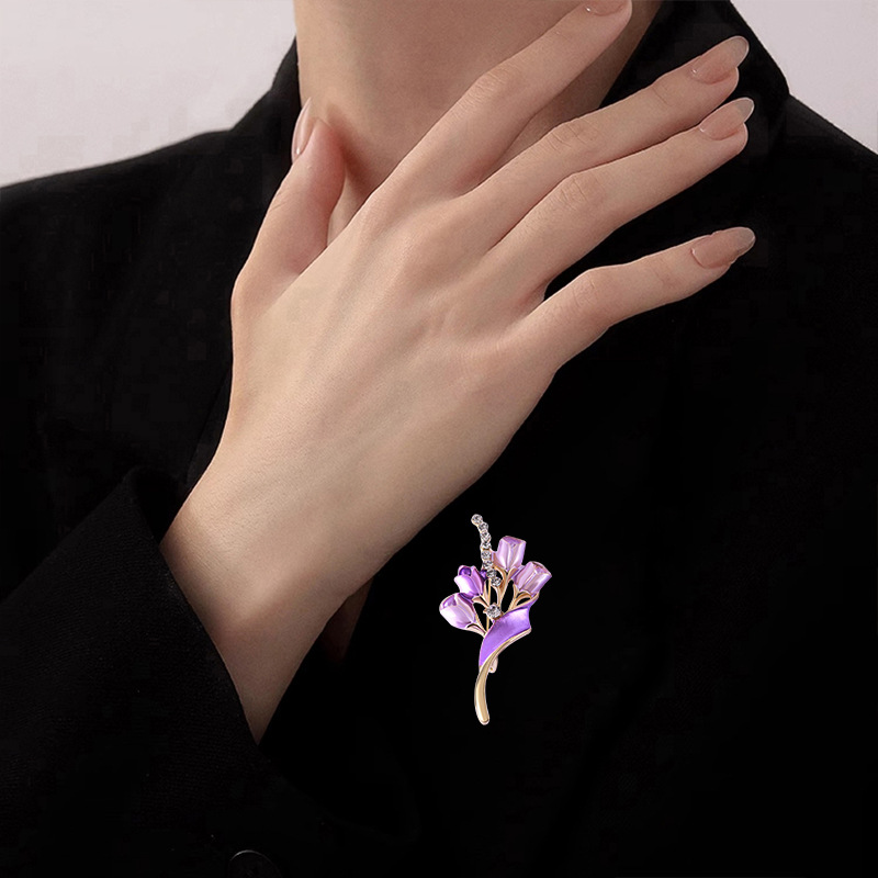 Elegante roos broche voor dames, corsage met diamanten accent_voghion.com