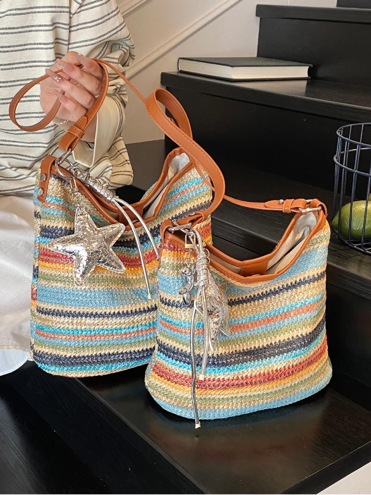 Bolso de cubo tejido arcoíris de estilo caliente de verano 2025 nuevo bolso de playa estilo vacaciones junto al mar bolso de hombro de axila de todo fósforo