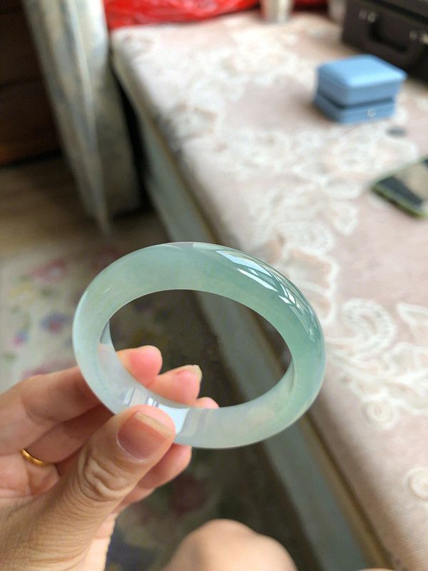 Vòng tay ngọc bích Miến Điện dạng tròn, nổi màu xanh lá, có giấy chứng nhận, bản rộng