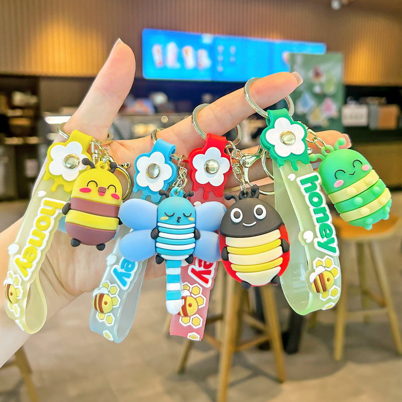 2025 nuevo llavero de abeja de libélula de dibujos animados muñeca de insecto creativo bolso de escuela de estudiante colgante pequeño regalo