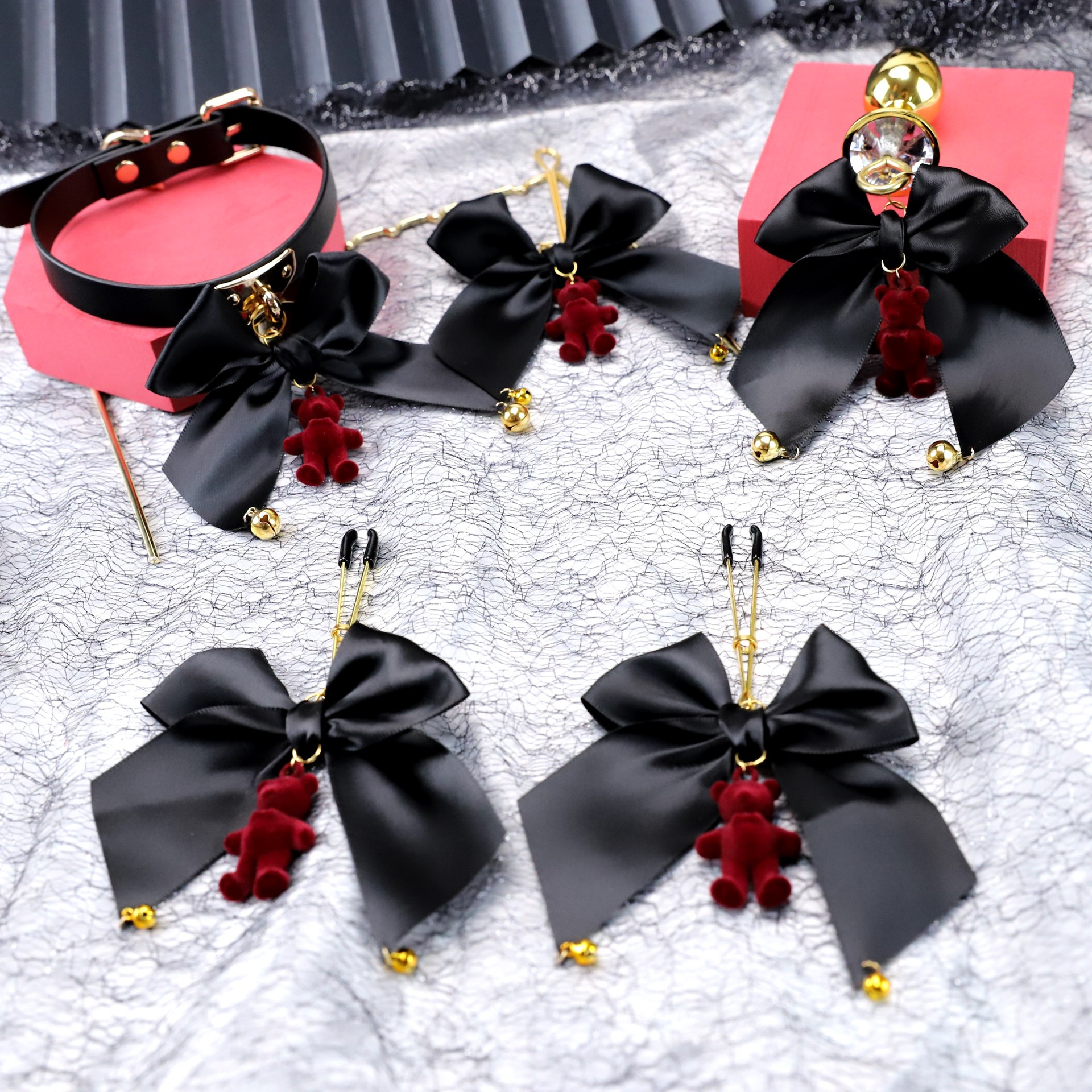 Bear-themed set SM sex toys, nipple clamps, anal plugs, collar, vaginal clamps, couples' sex items, bells, bowknots, anal plugs