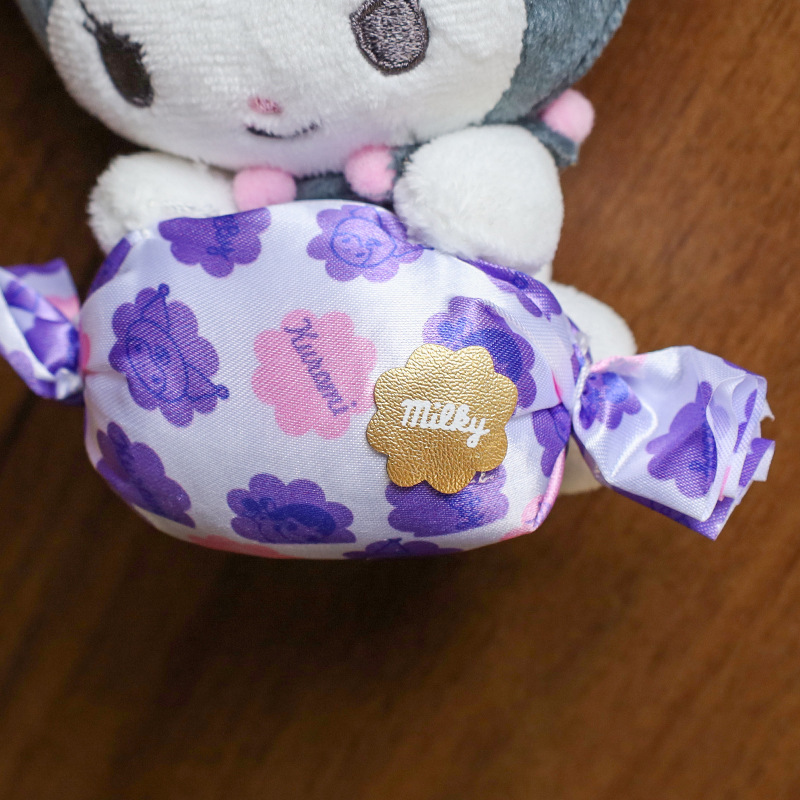 キャンディクロミのぬいぐるみを抱いています。|undefined