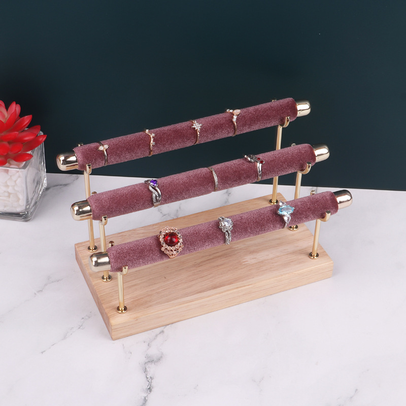 ��ָչʾ��ľ���¿���ָ������Ů�����ν�ָ���ɺ�չʾ����