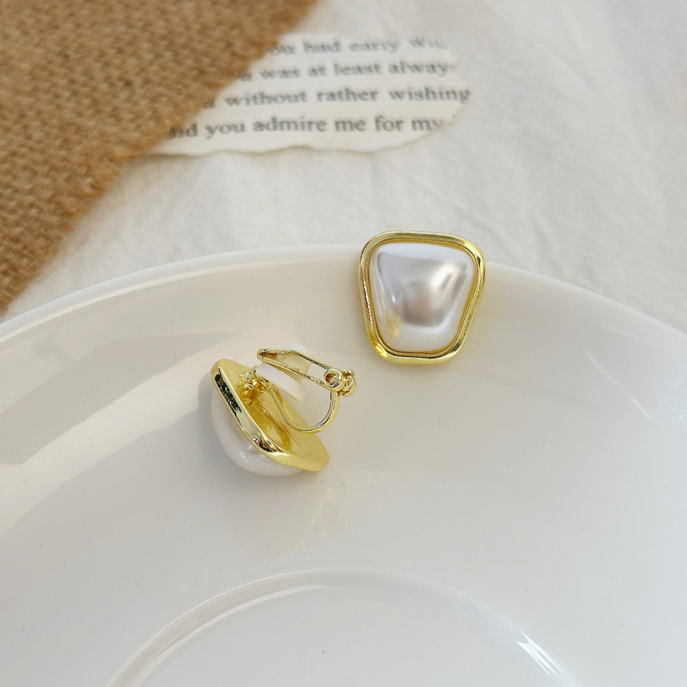 Versión coreana del temperamento de camelia, sin orejas perforadas, pinza para la oreja, flor de perla, tablero de ajedrez, pinza para la oreja triangular con diamantes, pendientes de nicho para mujeres