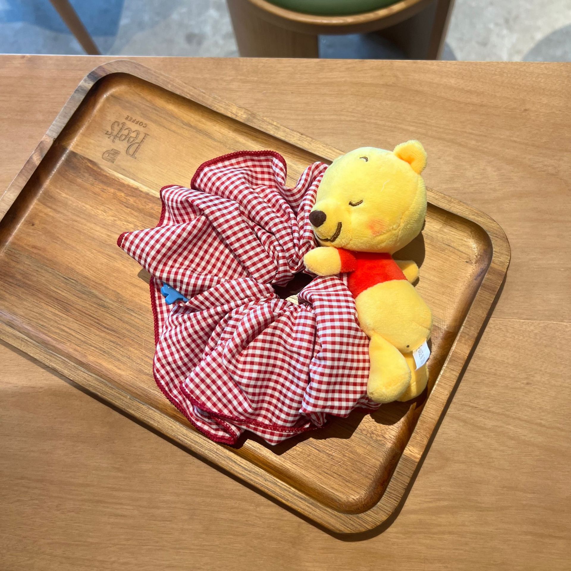 곰돌이 푸 빨간색 체크무늬 머리끈