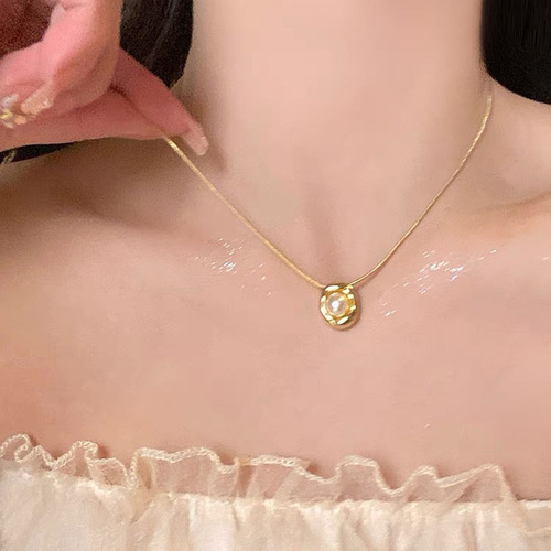 Minimalist, light luxury, exquisite, simple, elegant, commuting, generous, elegant, 18K gold plated, color preserving, V-necklace.