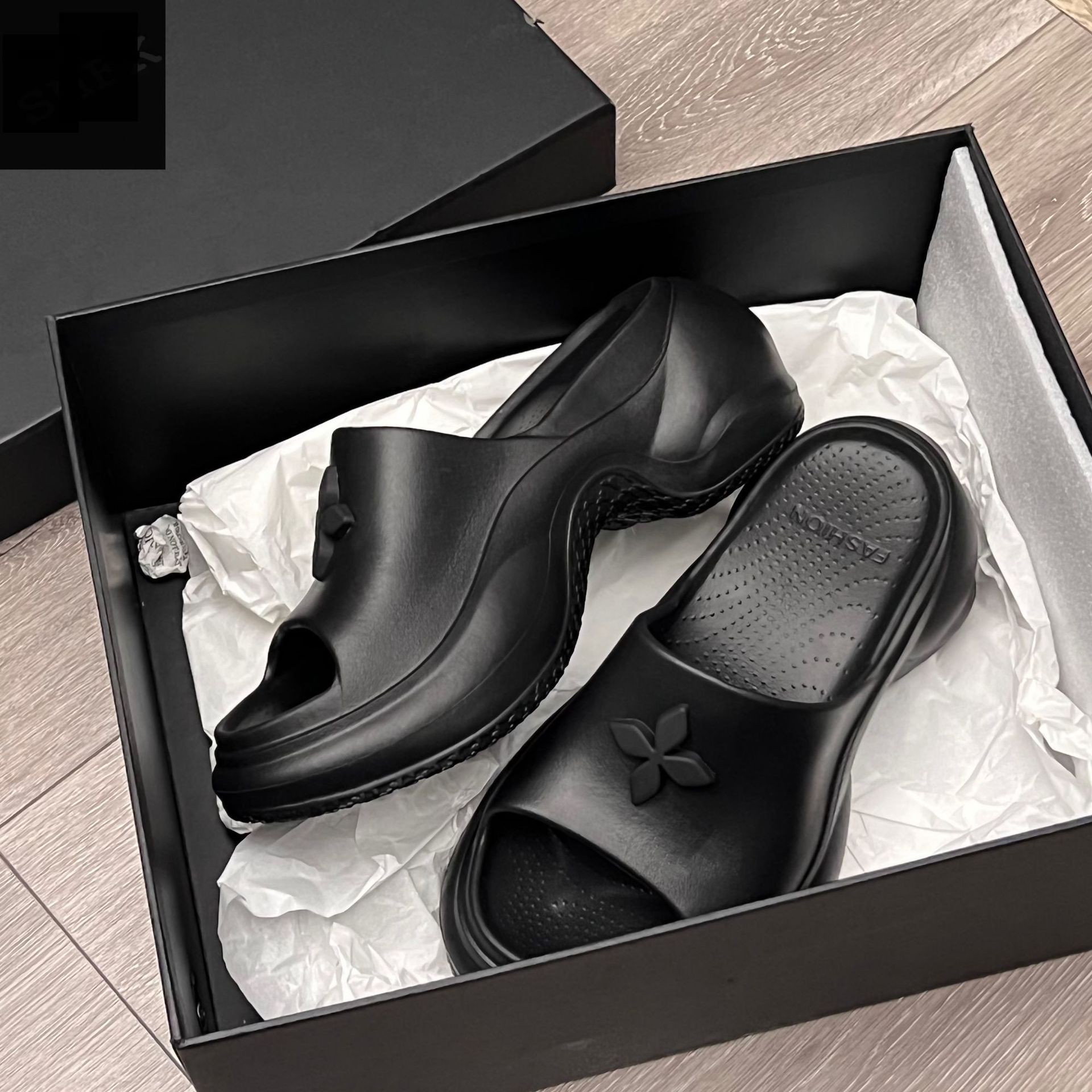 Thick-soled slippers women's design sense cross-border summer wear fashion net popularity cross-flower heightening limp muffin foreign trade 8C