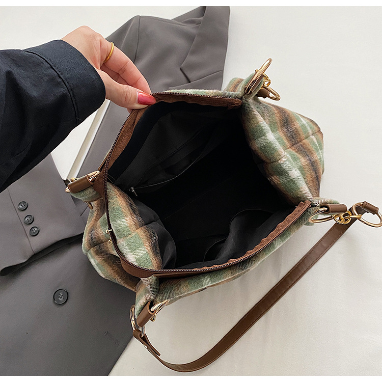 Large capacity tote female niche design, commuting outdoor travel bag, high-end casual autumn and winter new item_voghion.com