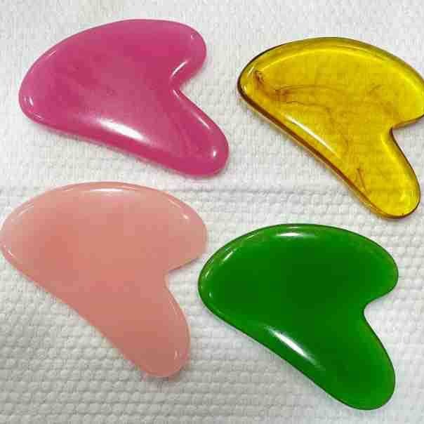 Factory wholesale resin beeswax heart-shaped massage scraper knife-shaped beauty salon facial scraper
