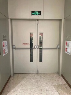 厂家定制下压推杆逃生门 逃生防火门防火90分钟60分钟逃-阿里巴巴