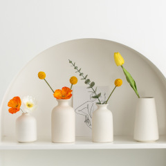 北欧のシンプルなins風の花瓶の陶磁器の置物の卸売りは乾いた花の器の置物を挿して越境します。