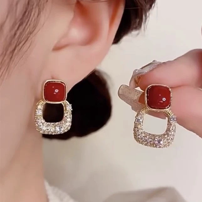 Серебряная игла, демисезонные маленькие дизайнерские праздничные серьги, 2025 год, тренд сезона
