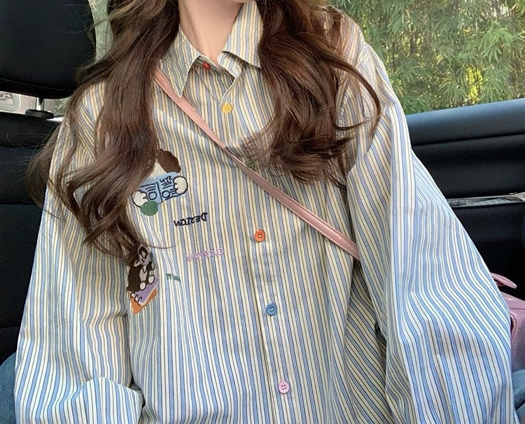 Женская рубашка в синюю полоску с уникальным дизайном, нишевая новинка ранней весны 2025 года, свободный топ в американском стиле с тяжелой мультяшной вышивкой.
