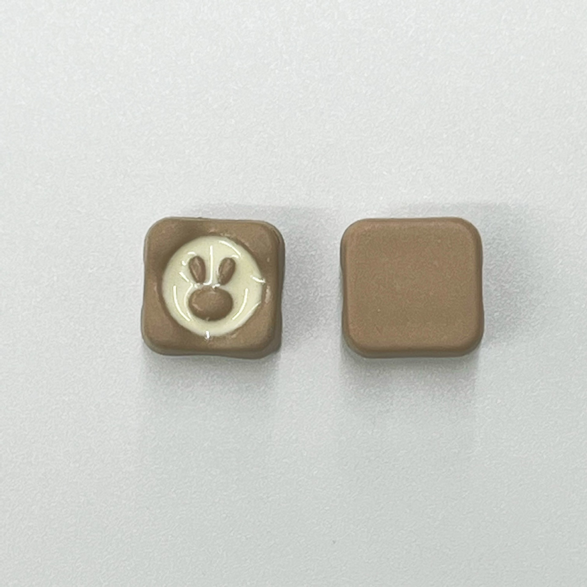 라이트 브라운 토끼 패턴 길이 폭 13mm 높이 8mm 구멍 5mm