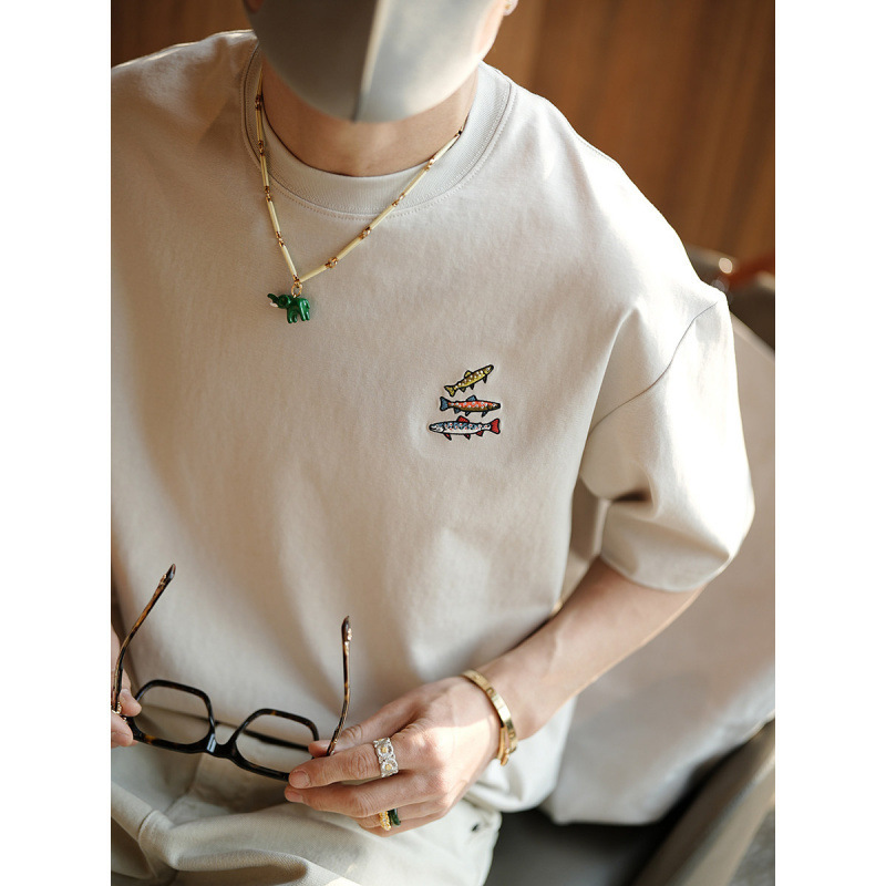 Original Three-Fish Design Exquisite Embroidered Logo Round Neck Short-Sleeve T-Shirt for Men, New Summer Style Trendy Brand Minimalist Short-Sleeve Shirt Original Three-Fish Design Exquisite Embroidered Logo Round Neck Short-Sleeve T-Shirt for Men, New Summer Style Trendy Brand Minimalist Short-Sleeve Shirt