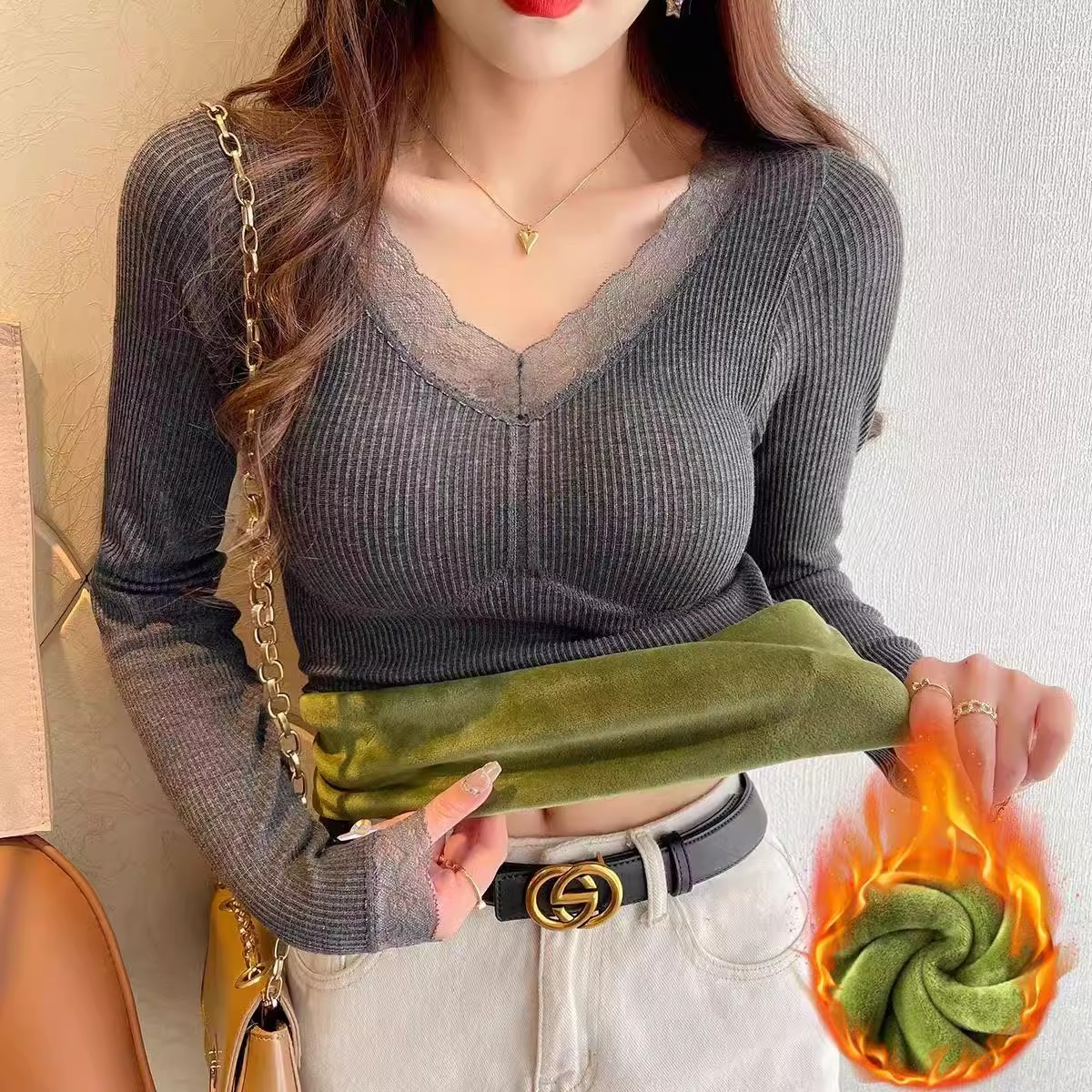Women's winter thermal top, fleece-lined and thickened with padded bra, V-neck, thermal underwear, suitable for layering and wearing as a base layer.