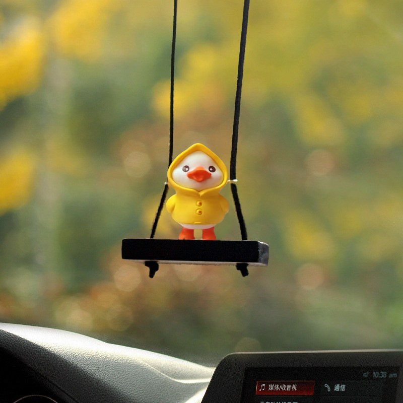 Linda muñeca de pato amarillo colgante de coche espejo retrovisor interior colgante rojo neto decoración creativa del coche