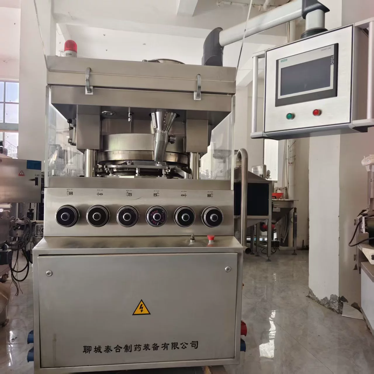 Использовался ротационный таблеточный пресс ZPYGS55, автоматический пресс для порошковых таблеток, фармацевтический пресс для керамических порошковых таблеток.