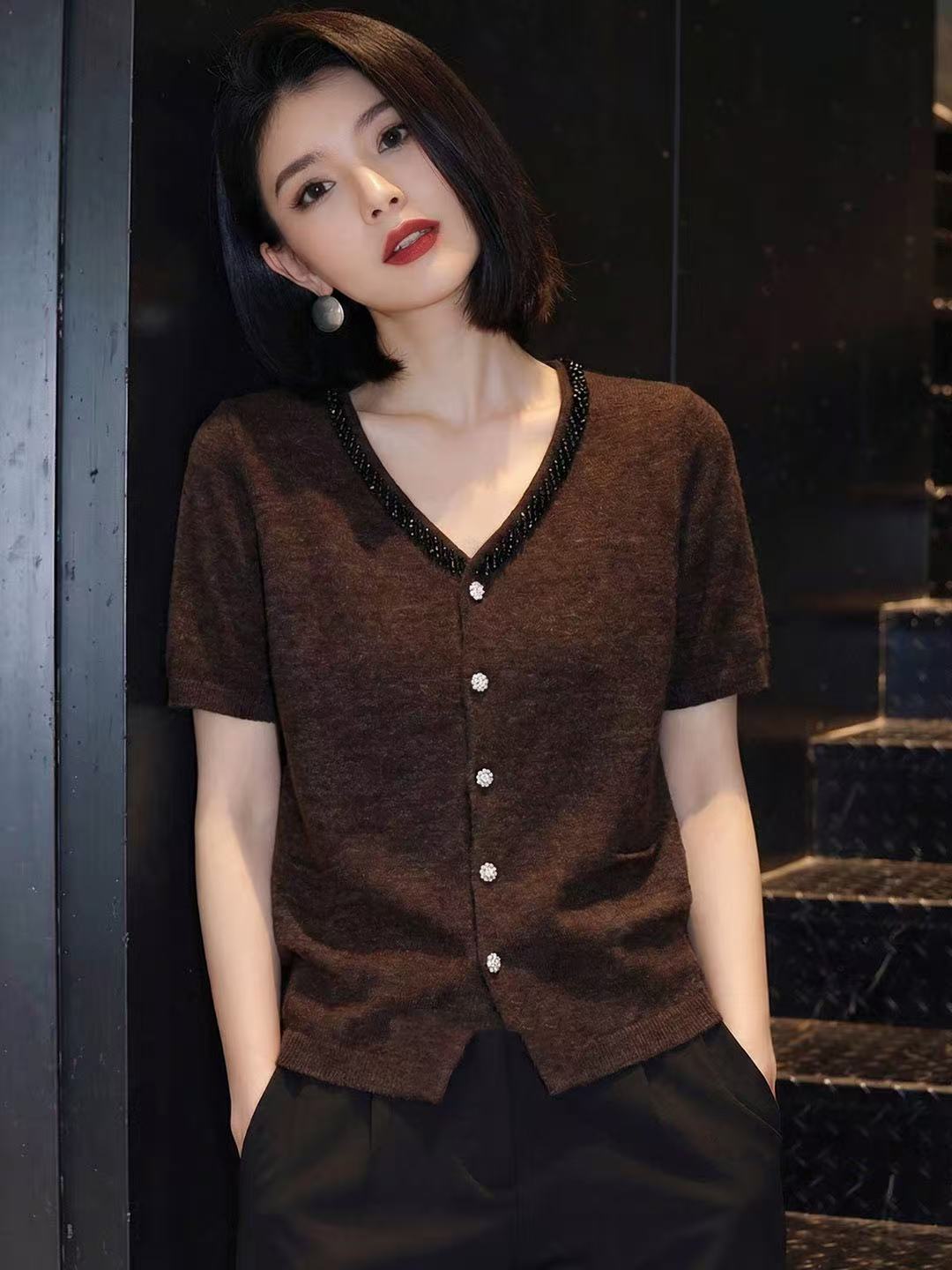 Áo dệt kim ngắn tay đính cườm màu cà phê form suông — màu cà phê