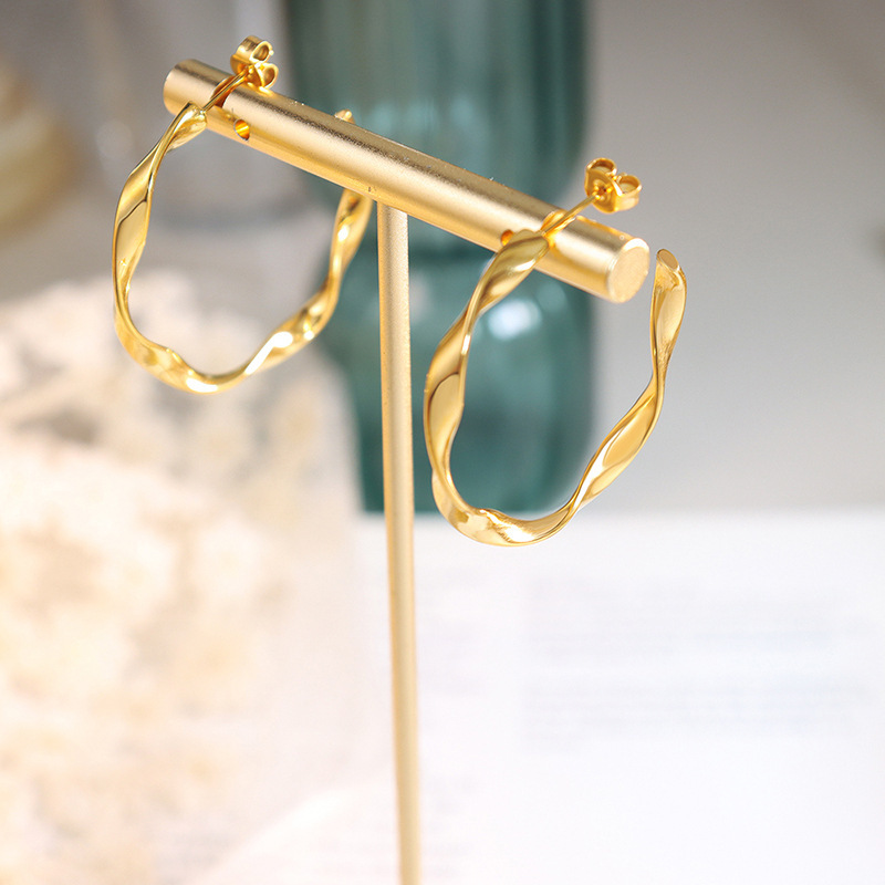 Pendientes de línea torcida de diseñador romano diseño personalizado pendientes de temperamento versátil de tipo C Chapado en acero de titanio pendientes de oro de 18 quilates