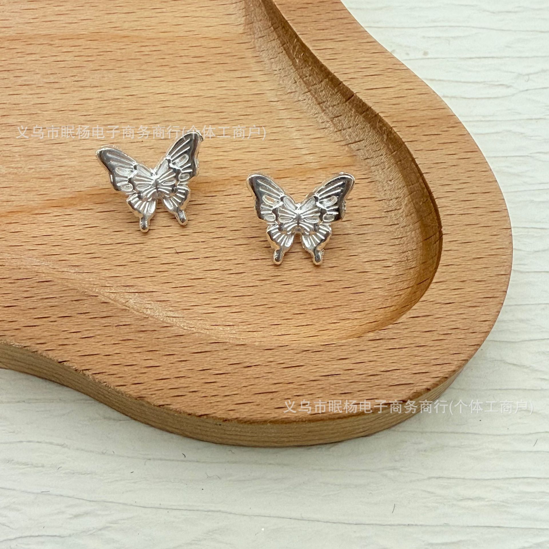 입체적인 속이 빈 나비