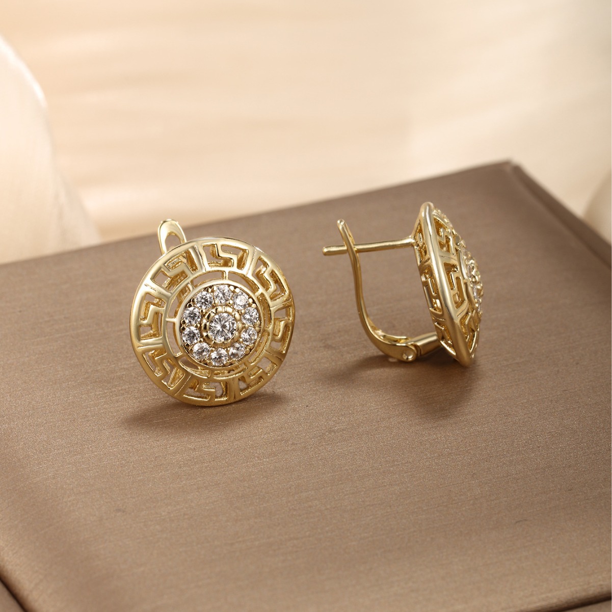 Xupe joyería de moda retro redondo patrón Gran Muralla diamante incrustado aleación oído anillo oído hebilla aleación chapado en oro pendientes elegantes para las mujeres