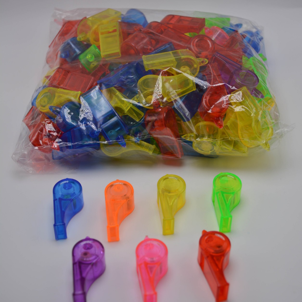 50pcs silbato de plástico transparente suministros al aire libre silbato de supervivencia fan de animador accesorios juguetes para niños al por mayor