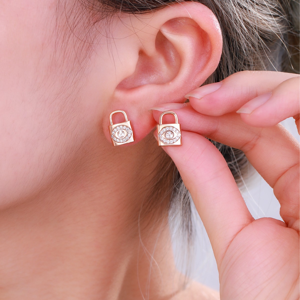 Joyería Xuping, moda japonesa y coreana, pequeña y encantadora cerradura geométrica, orejetas de amor, nicho, lujo ligero, orejetas de alta calidad para mujeres